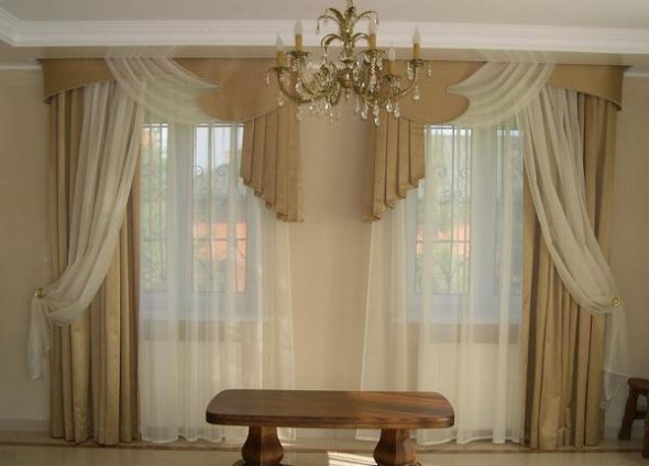 2 fenêtres dans le salon élargissent la pièce