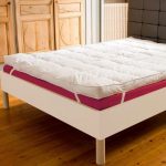 Matelas sur un lit double pour adultes