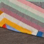Une petite couverture de 10 boucles de rayures colorées