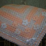 Délicat plaid carré orné de fleurs en tricot