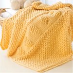 Couverture jaune volumétrique avec motif coeurs