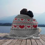 Plaid original tricotant à partir de fil bicolore avec un motif-coeur