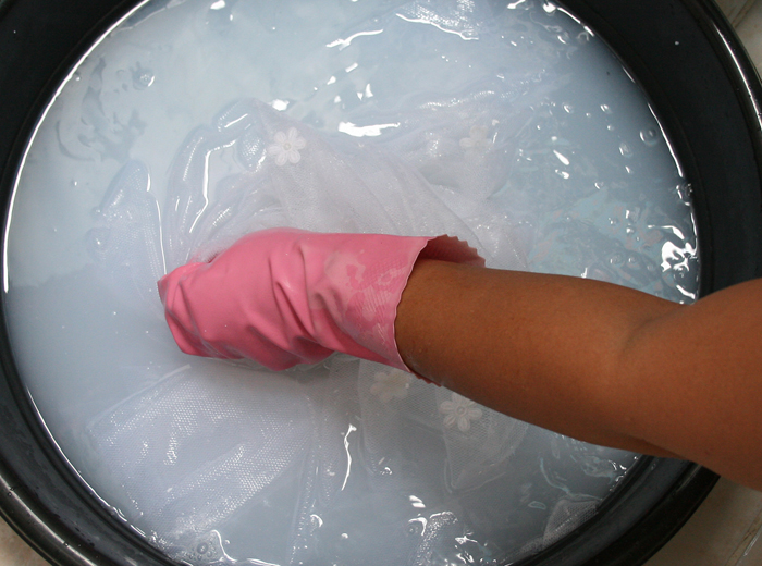Tremper le tulle de nylon dans une solution de blancheur