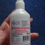 Bouteille en plastique avec du peroxyde d'hydrogène pour les besoins domestiques