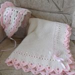 Chapeau et plaid blanc et rose