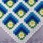 Carreaux de coin de grand-mère avec des fleurs