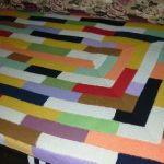 Plaid des restes d'un fil multicolore dans la technique des 10 boucles