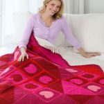 Crocheté de carrés roses et rouges avec des coeurs
