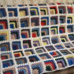 Plaid sur une merveille de carrés du coin au crochet