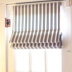 Gestreifter Vorhang an einem schmalen Fenster mit Klettverschluss