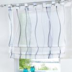 Gestreifte Klettvorhänge für ein kleines Fenster