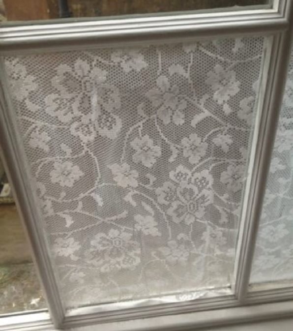Sticker morceau de tulle sur vitre