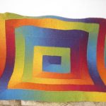 Couverture arc-en-ciel sur le canapé 10 boucles