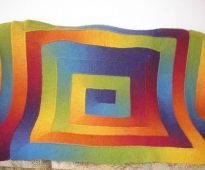 Couverture arc-en-ciel sur le canapé 10 boucles