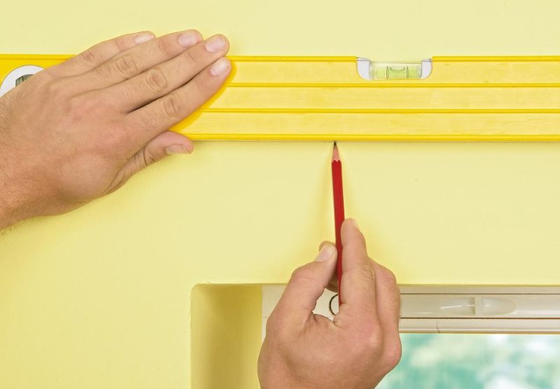 Marquage des points de fixation des avant-toits à l'aide du niveau