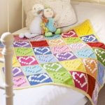 Couverture multicolore pour enfants avec des cônes de coeurs