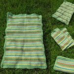 Forme de coeur plaid multicolore sur fond vert