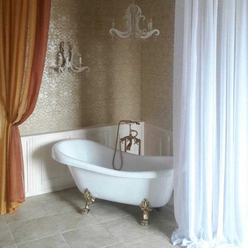Deux rideaux de couleurs contrastées dans la salle de bain