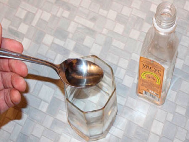 Dilution de la solution de vinaigre pour éliminer les taches sur le tulle