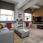 Rideaux romains pour deux fenêtres dans le salon dans le style d'un loft