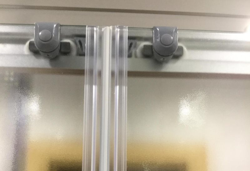 Rouleaux sur le rideau de verre coulissant