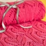 Plaid rose avec un motif de coeurs