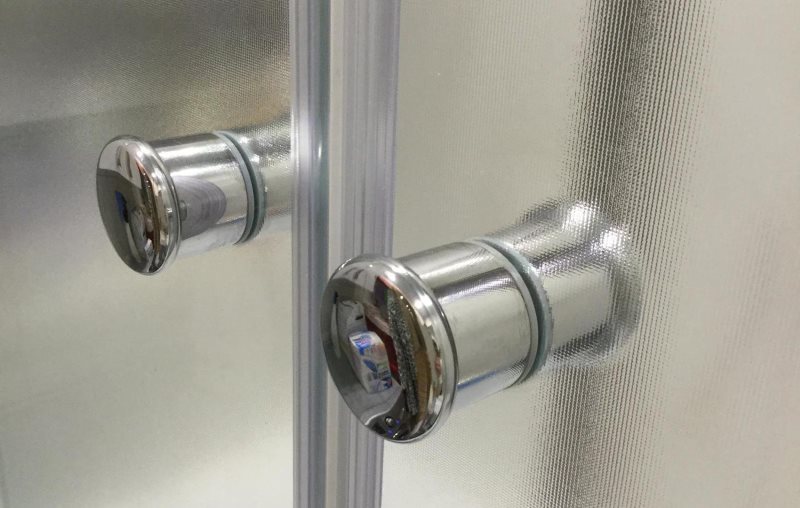 Poignées chromées sur les portes en verre de la cloison coulissante
