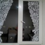 Flocons de neige sur les vitres en plastique