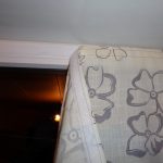 Selbst gemachter Vorhang am Fenster, mit Klettverschluss befestigt