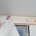Eaves sur un flypaper les mains
