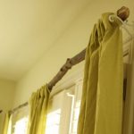 Rideaux sur un avant-toit maison de la branche