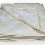 L'option la plus populaire est un protège-matelas avec des bandes élastiques qui s'accrochent aux coins du matelas.