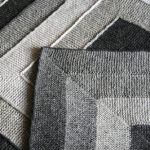 Plaid gris-noir 10 boucles - strictement et avec goût