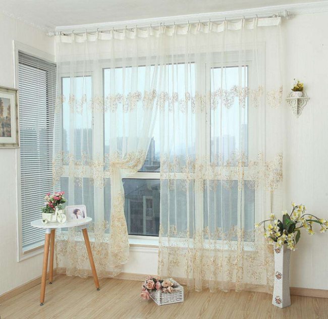 Rideau de lumière en tulle translucide sur une grande fenêtre