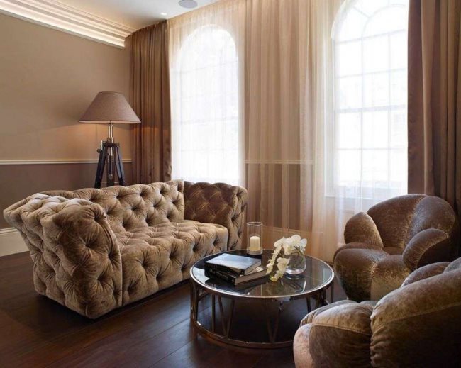 Tulle d'organza beige aux fenêtres du hall