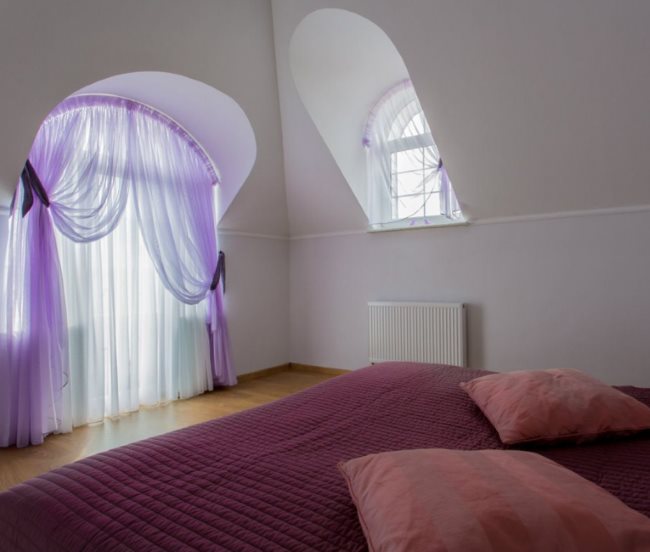 Rideaux en organza léger sur la fenêtre de la chambre