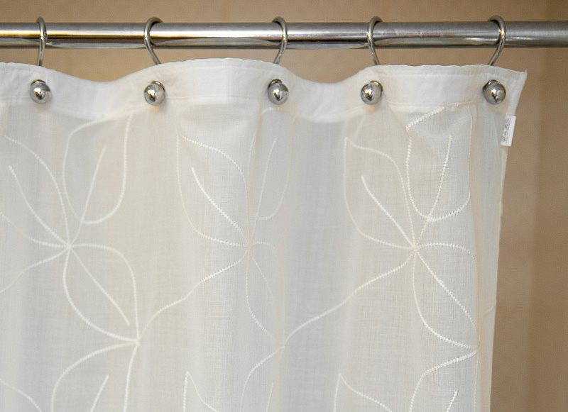 séchage des rideaux de polyester sur une corniche ronde