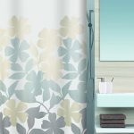 Photo de rideaux floraux pour la salle de bain