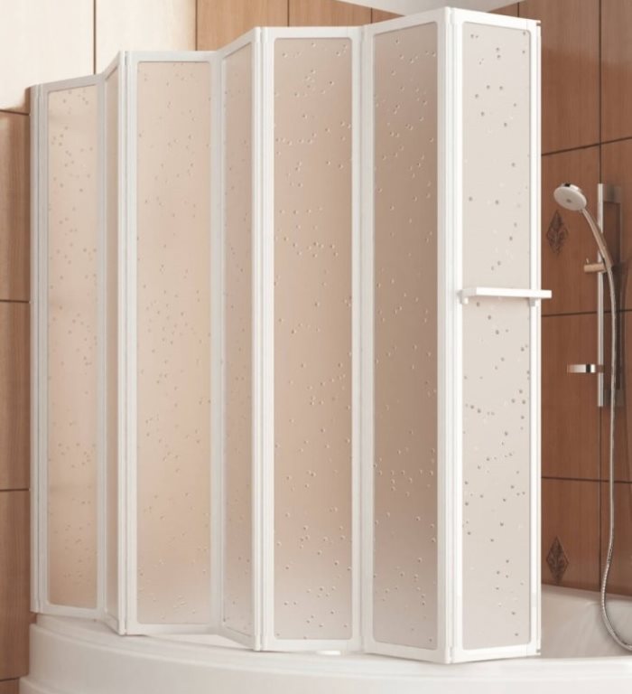 Accordéon en plastique sur la baignoire d'angle