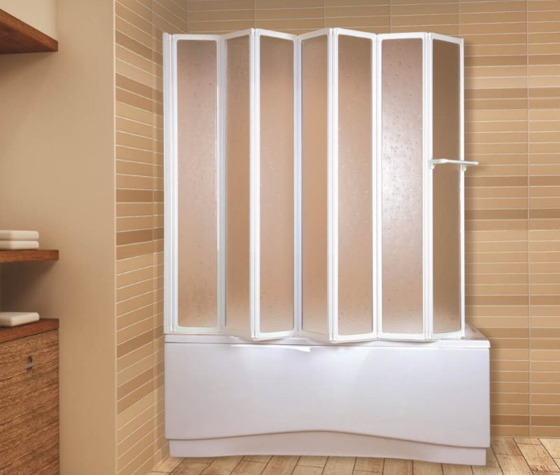 Accordéon en plastique dans la salle de bain