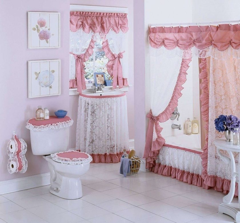 Rideaux de dentelle dans la salle de bain