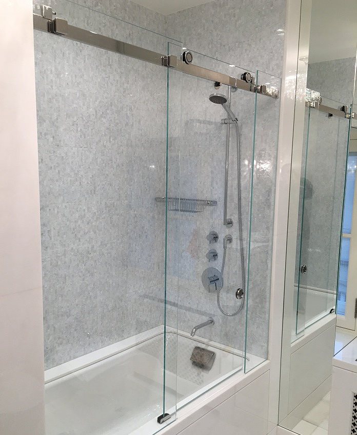 Cloison coulissante sur roulettes dans la salle de bain