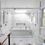 Intérieur d'une grande salle de bain avec une fenêtre