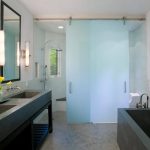 Mobilier acrylique dans la salle de bain