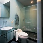 Toilette blanche sur le sol sombre