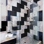 Carreaux noirs sur le mur de la douche