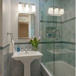 Lavabo en porcelaine avec patte étroite