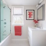 Serviette rouge dans une salle de bain blanche