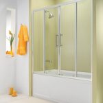 Store en plastique quadruple dans la salle de bain
