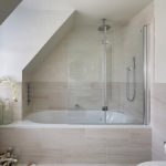 Bain acrylique dans une niche de grenier